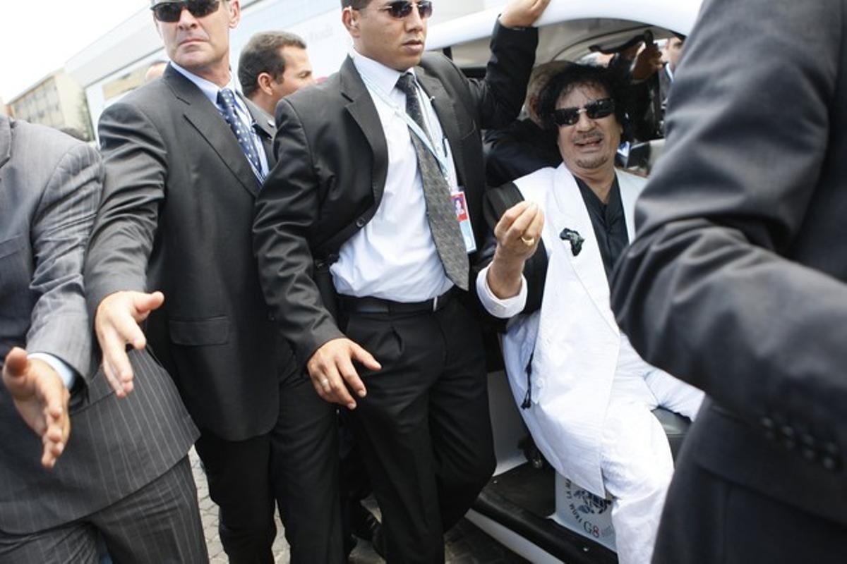 (17/7/2009). Muamar Gadafi, escoltado, tras reunirse con los mandatarios de las potencias del G-8, en l’Aquila (Italia).