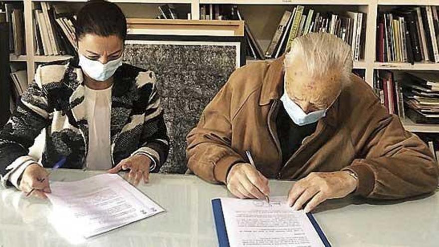 María Barral y Jesús Núñez, ayer, durante la firma del acuerdo.