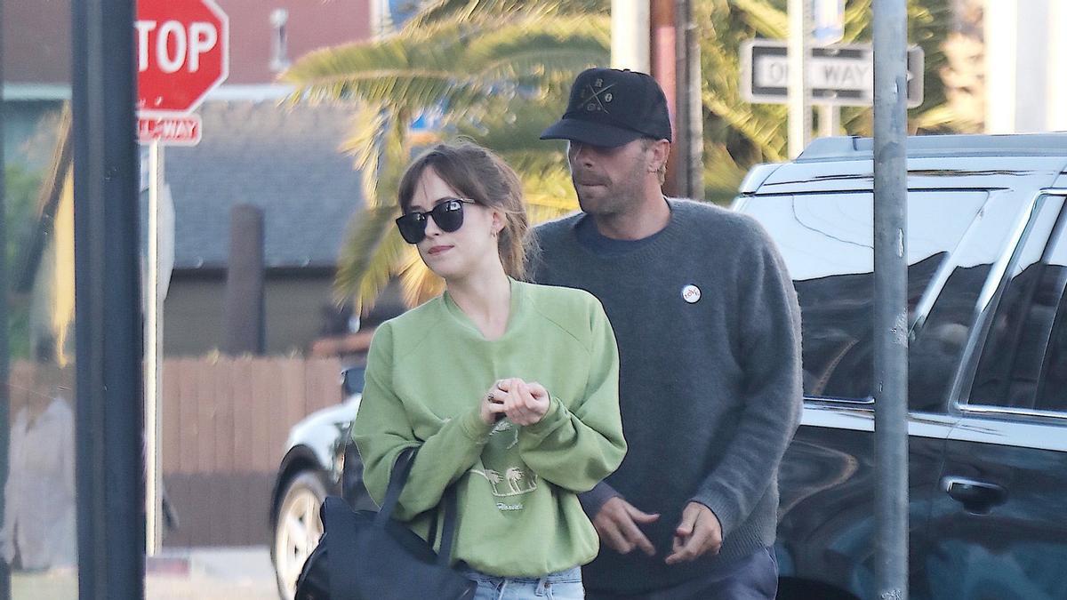 Dakota Johnson y Chris Martin en Santa Monica