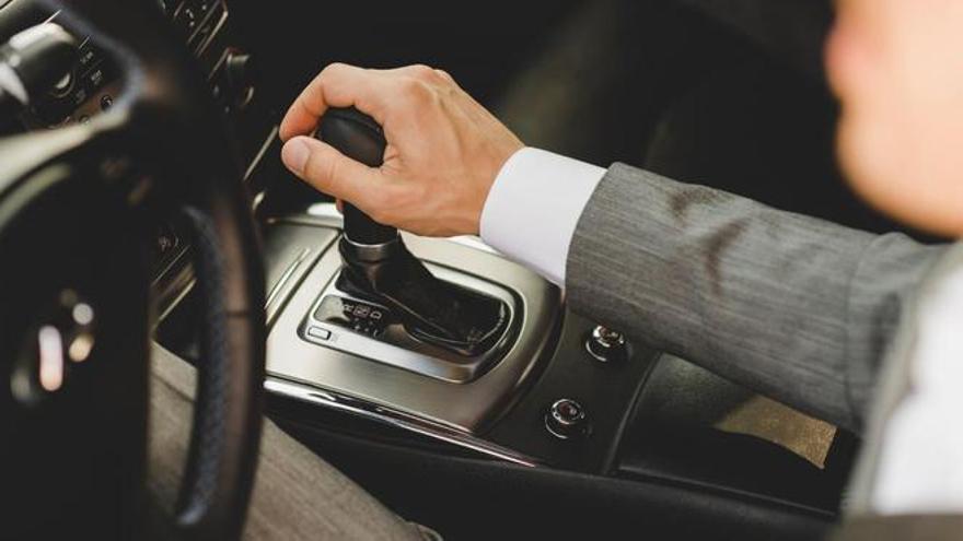 El botó secret de la guantera del cotxe de què tothom parla aquest estiu: bogeria entre els conductors