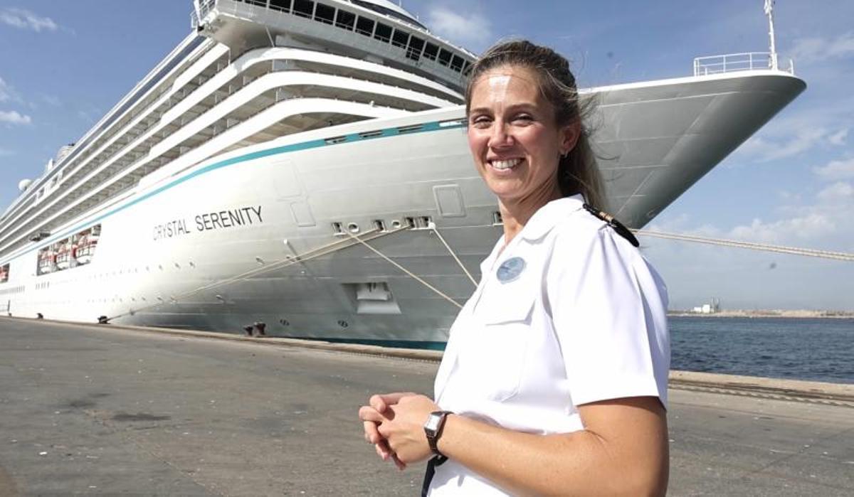 Miriam enfrente de lo que considera 'su casa en el mar'