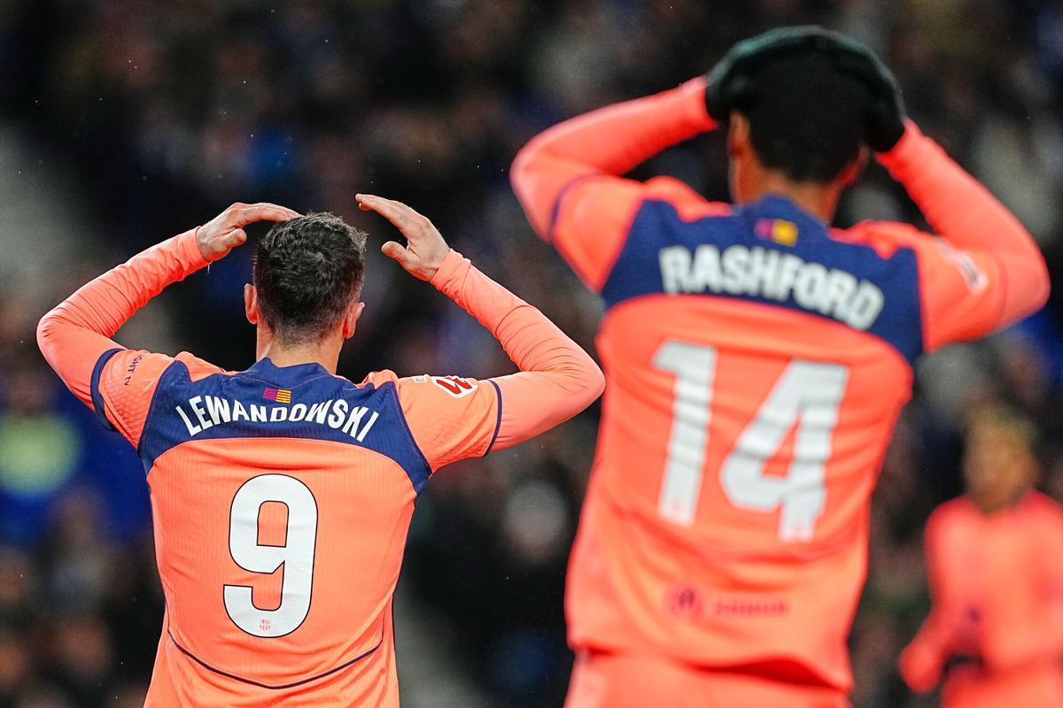 Robert Lewandowski y Marcus Rashford se lamentan del remate del ariete polaco al poste.