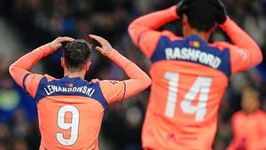 Robert Lewandowski y Marcus Rashford se lamentan del remate del ariete polaco al poste.