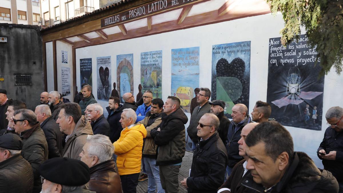VÍDEO: Inauguración del mural “Huellas del pasado, latido del presente” en la sede del SOMA-FITAG-UGT en Sama en homenaje al Montepío de la Minería