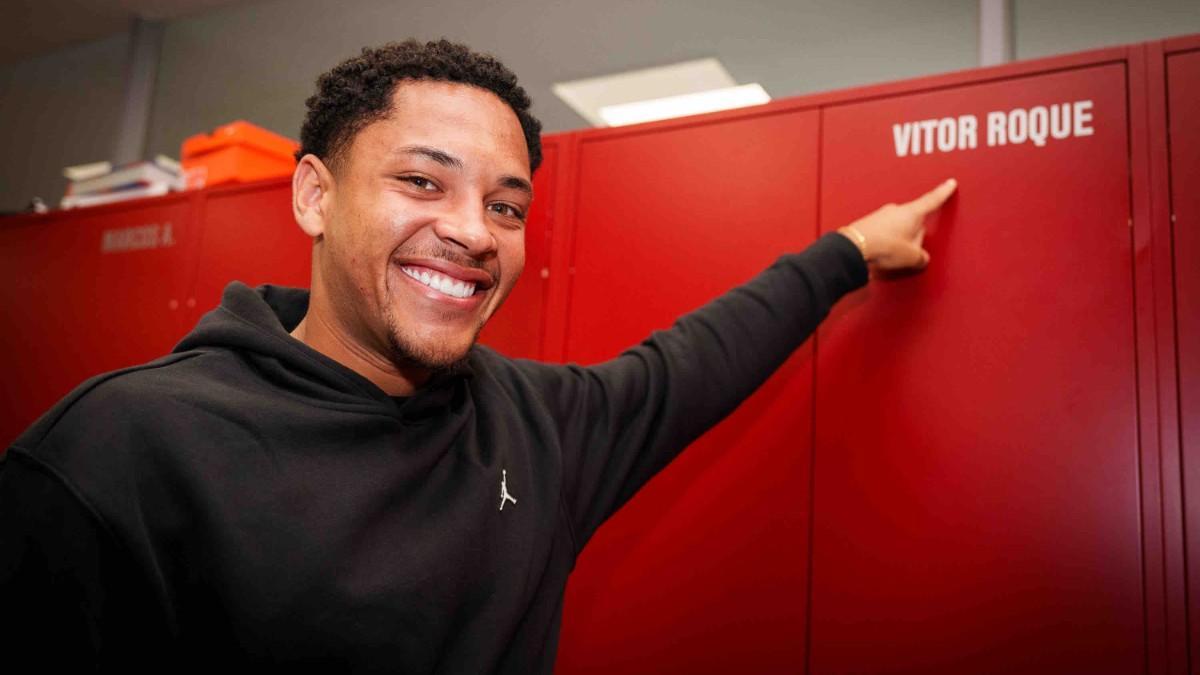 Vitor Roque señala su taquilla en el estadio del Barça Vitor Roque señala su taquilla en el estadio del Barça
