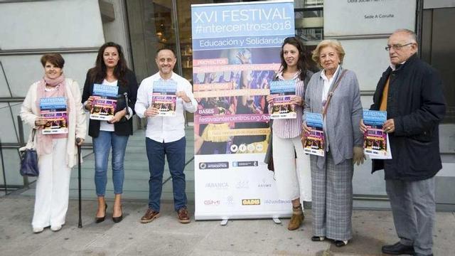 La concejala Silvia Cameán junto a los organizadores del Festival Intercentros.