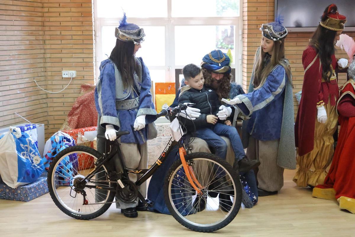 Fotogalería | Los Reyes Magos reparten bicis e ilusión en el IMAS