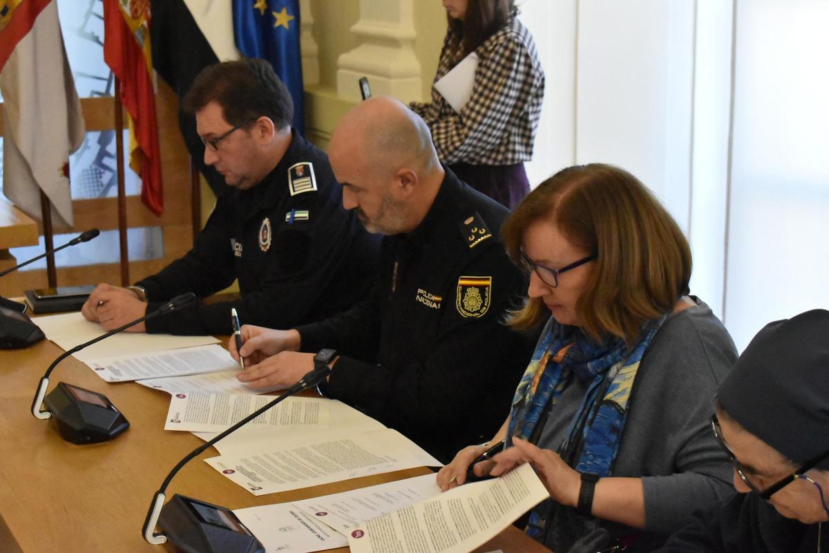 La policía firma el protocolo.