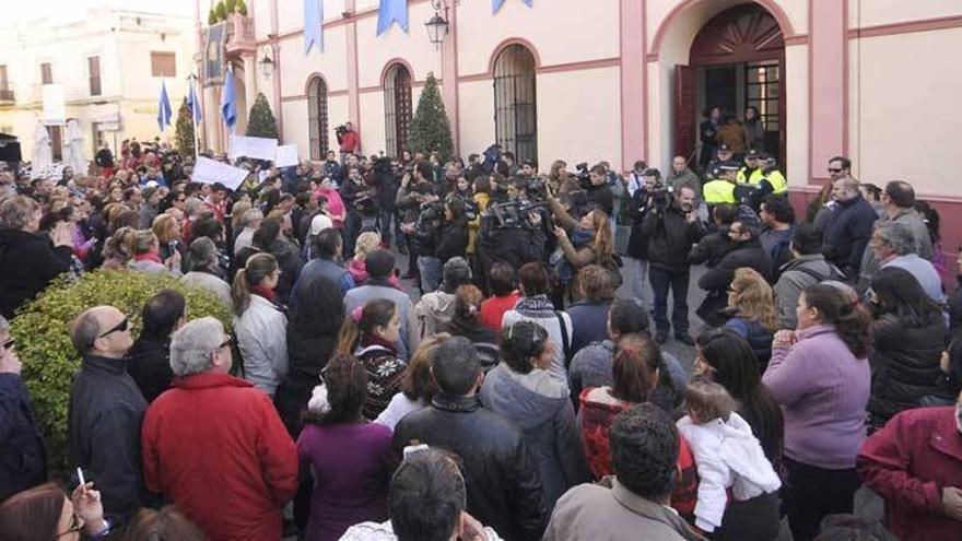 Los azuagueños, consternados con la muerte de la familia de Alcalá de Guadaira