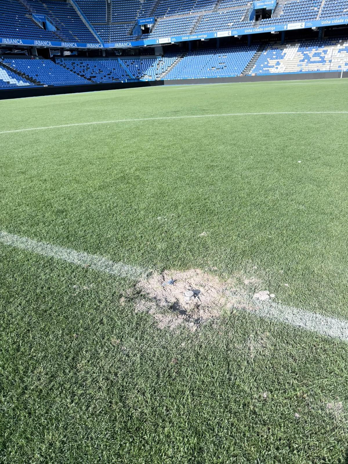 Destrozos en el estadio de Riazor en la fiesta del ascenso: 750 asientos arrancados y césped quemado