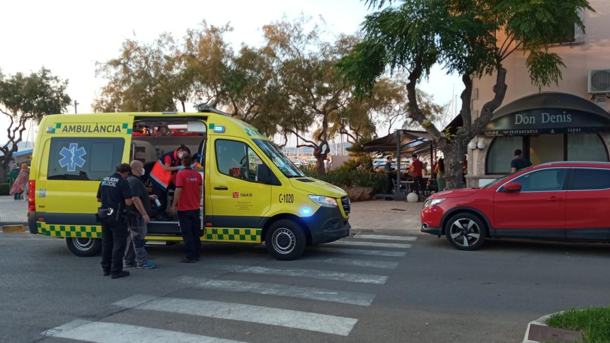 Dos heridos a puñaladas en una reyerta entre un camarero y un cliente en Can Picafort