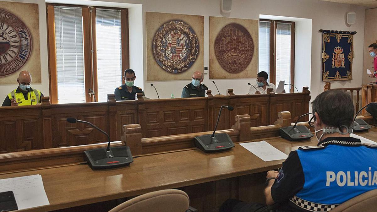 Agentes de la Guardia Civil y de la Policía Local durante la reunión de la Junta Local de Seguridad.| J. A. G.