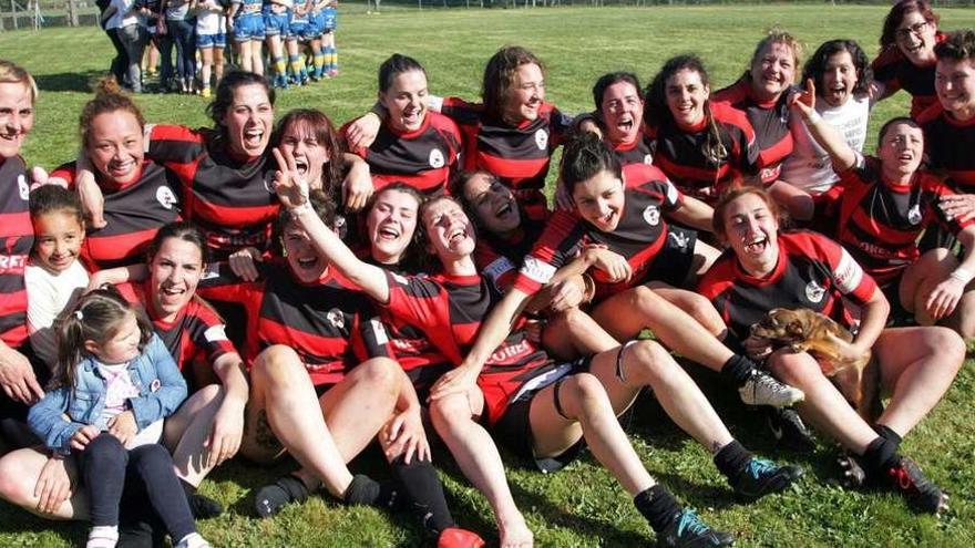 El Coreti Lalín femenino celebra la consecución del campeonato de Liga sobre el césped al término del encuentro. // Bernabé/Luismy