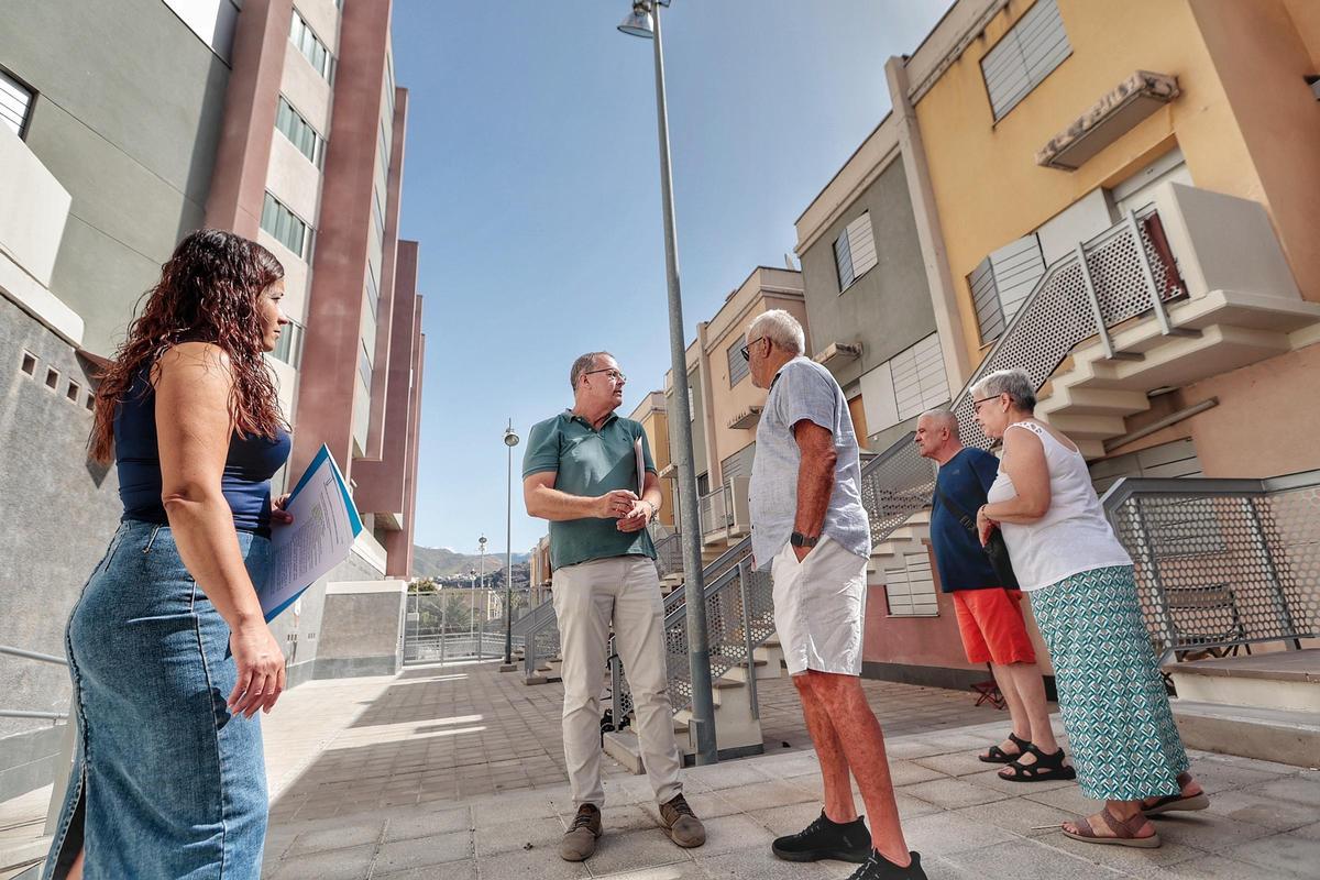 Visita a las mejoras en viviendas de Cuesta Piedra
