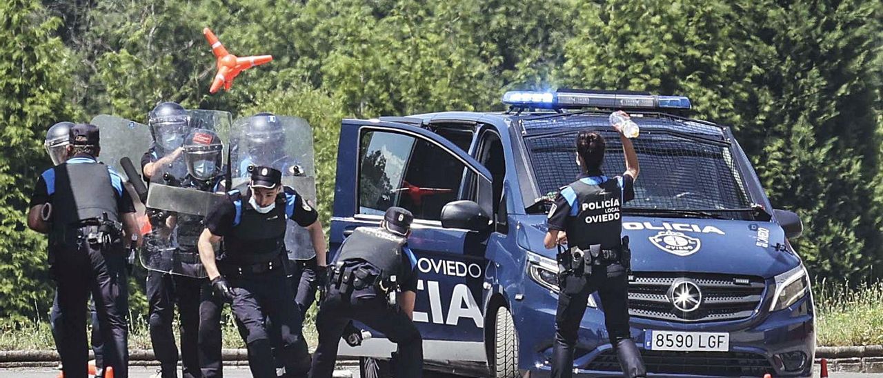 Agentes del Grupo de Intervención Rápida de la Policía Local de Oviedo realizando prácticas en el centro ecuestre El Asturcón. | Irma Collín