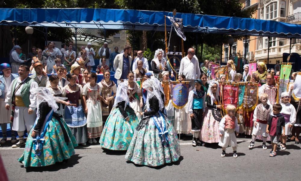 El Desfile de Entrega de Premios culmina con la entrega de más de 600 galardones a hogueras y barracas