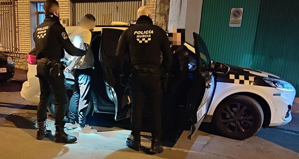 Un momento del arresto del sospechoso por parte de la Policía Local.