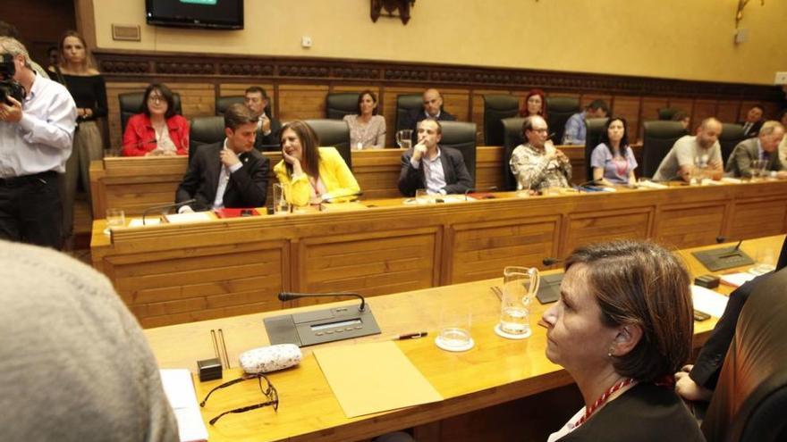 Carmen Moriyón, en primer plano, durante el Pleno de investidura celebrado el pasado fin de semana. ángel gonzález