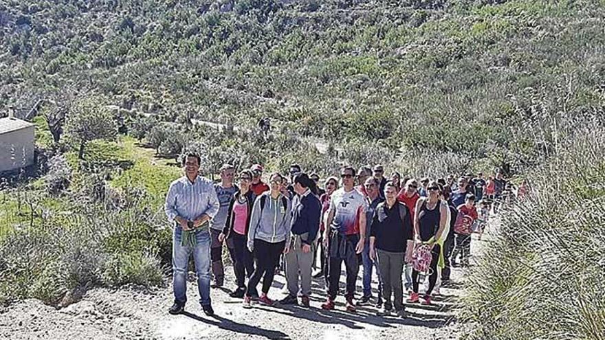 Company con el resto de candidatos del PP ayer de excursión en Andratx.