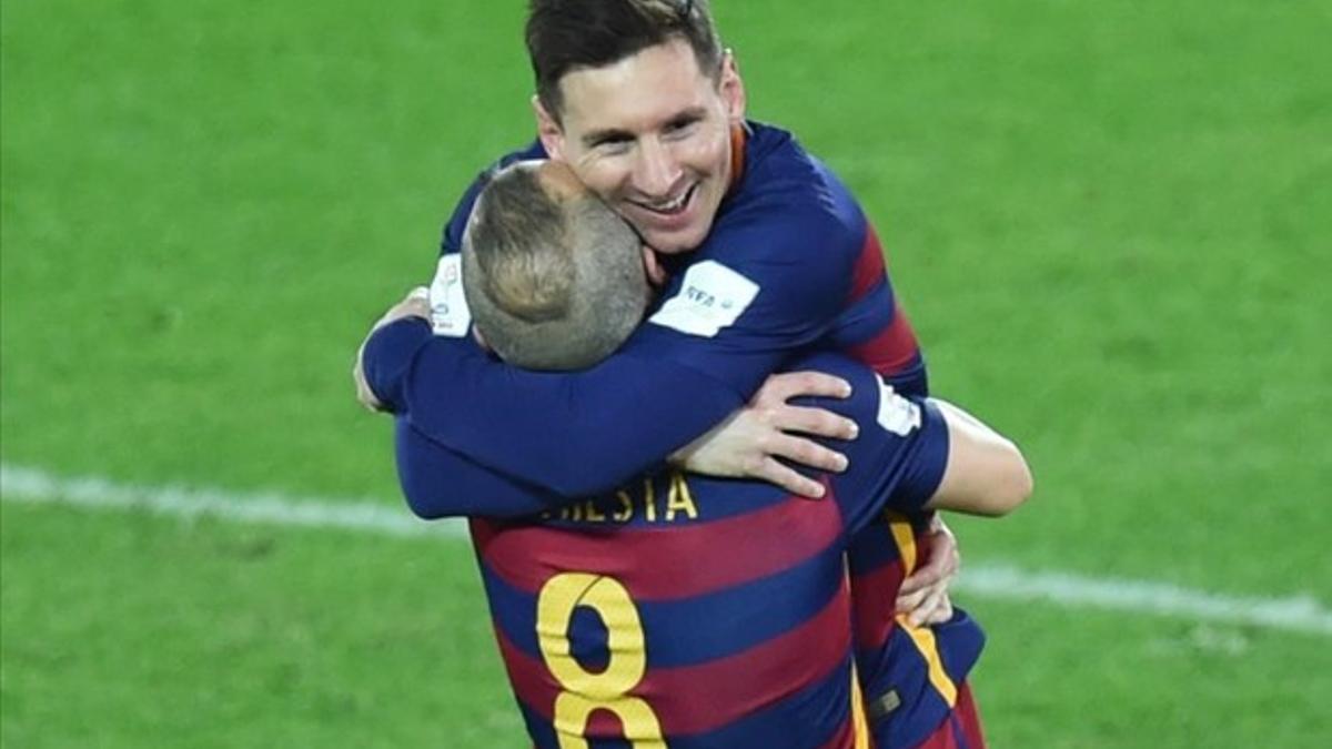 Messi e Iniesta se felicitan al final del encuentro tras el triunfo sobre River Plate.