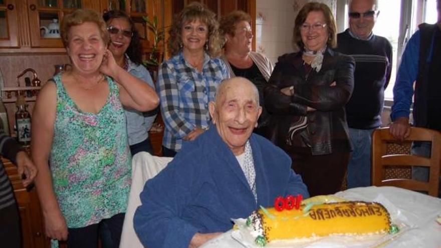 Manuel Lorenzo Vilán, en su casa de Arcade, tras soplar las velas de la tarta junto a familiares.  // Faro