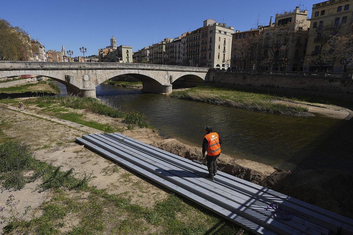 Els trebals d'emergència a la Plaça Catalunya de Girona