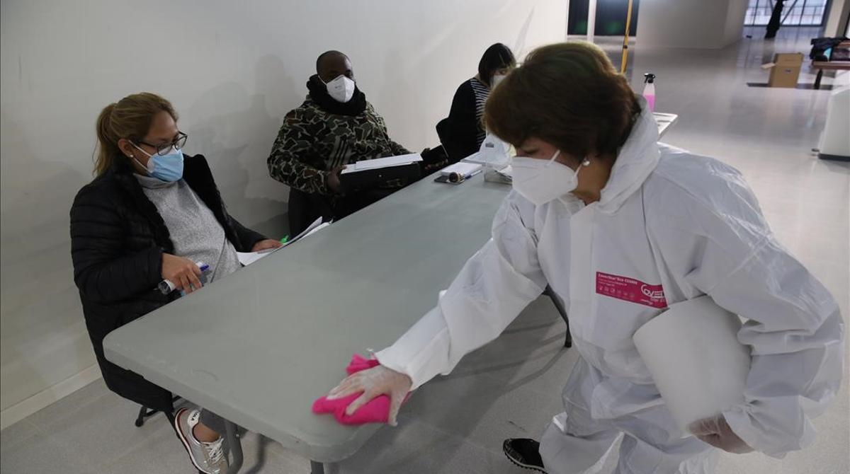 Limpieza de las instalaciones durante la constitución de la mesa en el mercado de La Florida, en L’Hospitalet.