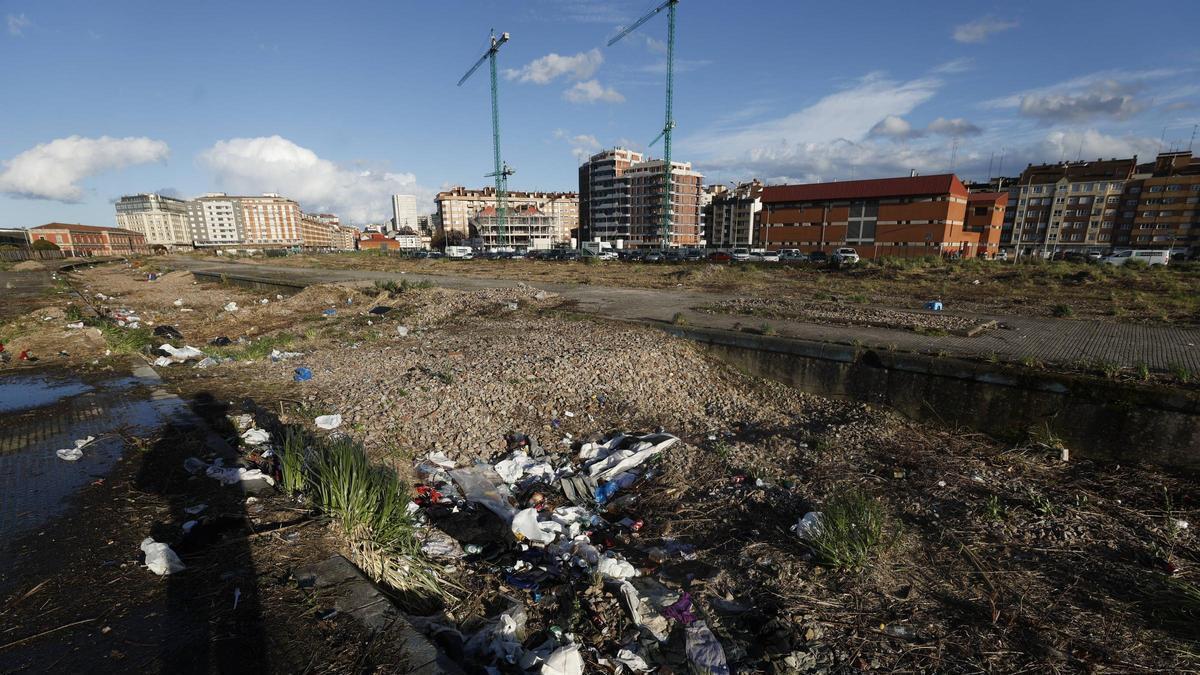 Desalojan todas las tiendas de campaña del plan de vías de Gijón para limpiar los terrenos (en imágenes)
