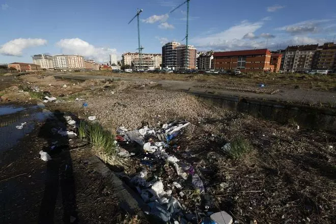 Desalojan todas las tiendas de campaña del plan de vías de Gijón para limpiar los terrenos (en imágenes)