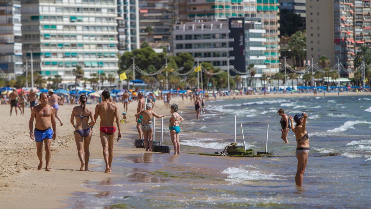 Archivo - Varias personas pasean por la Playa de Levante de Benidorm durante el Día Mundial del Turismo 2020, en Benidorm, Alicante, Comunidad Valenciana (España) a 27 de septiembre de 2020