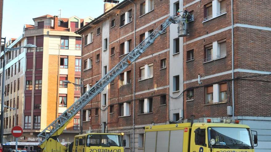 Los bomberos acceden a un tercer piso en Mieres, tras no recibir respuesta de la propietaria