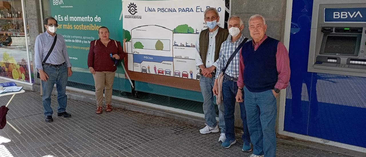 Recogida de firmas en Echeverría, el pasado fin de semana.