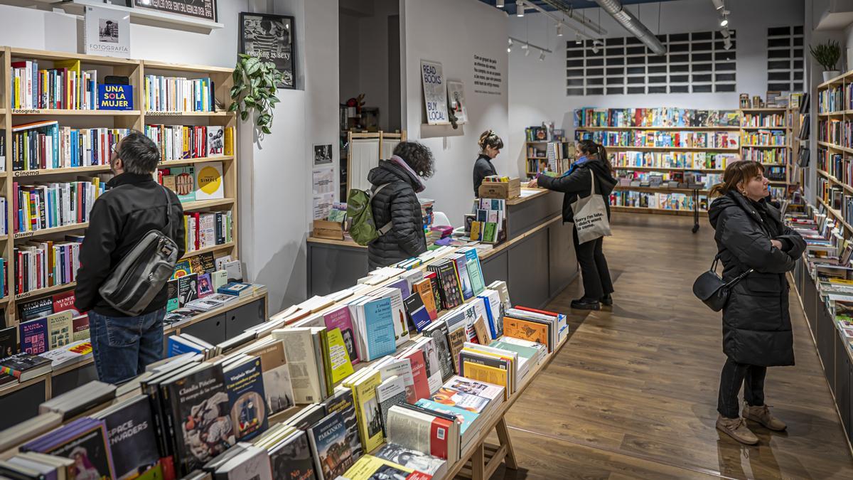 Interior de la librería Mitja Mosca, en Badalona