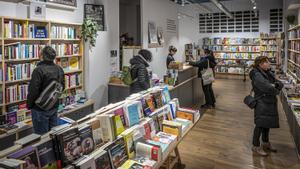 Interior de la librería Mitja Mosca, en Badalona