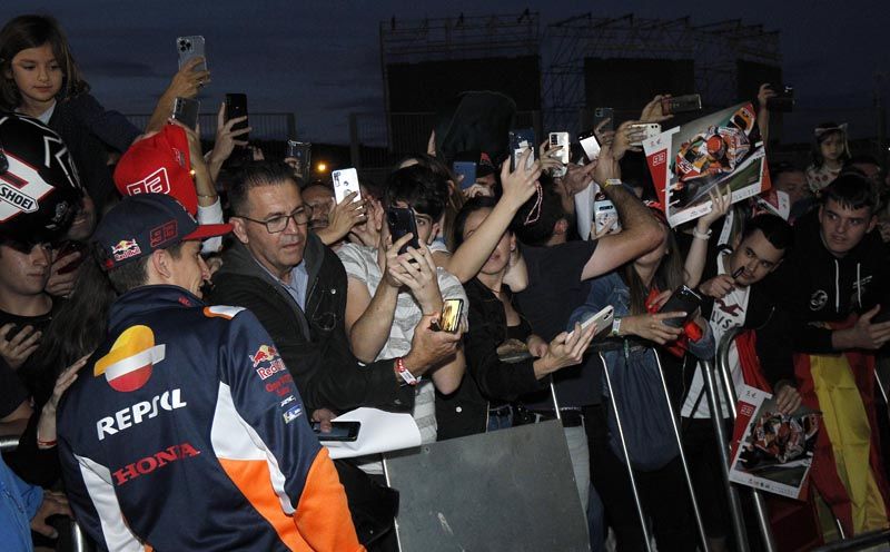 Ambientazo en Cheste | La afición disfruta con el Pit Walk