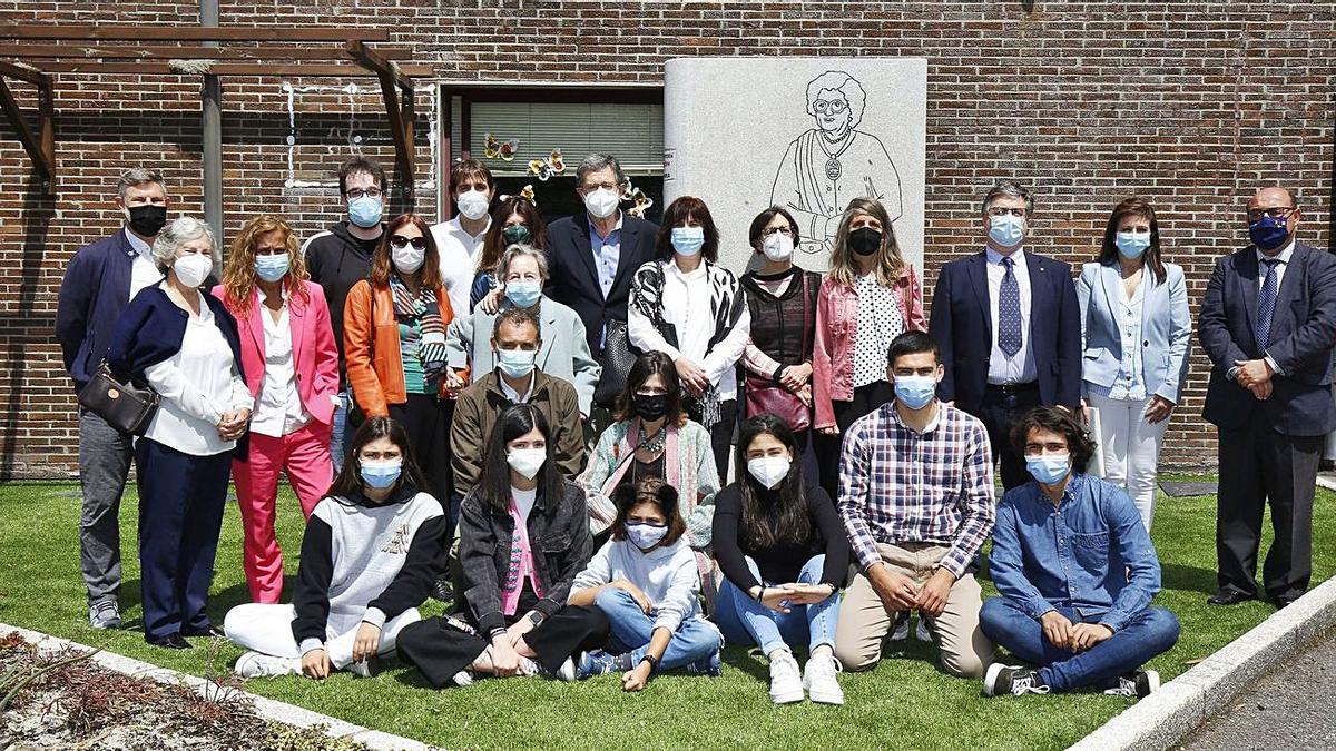 Una escultura en granito de Daría González preside este colegio | FDV