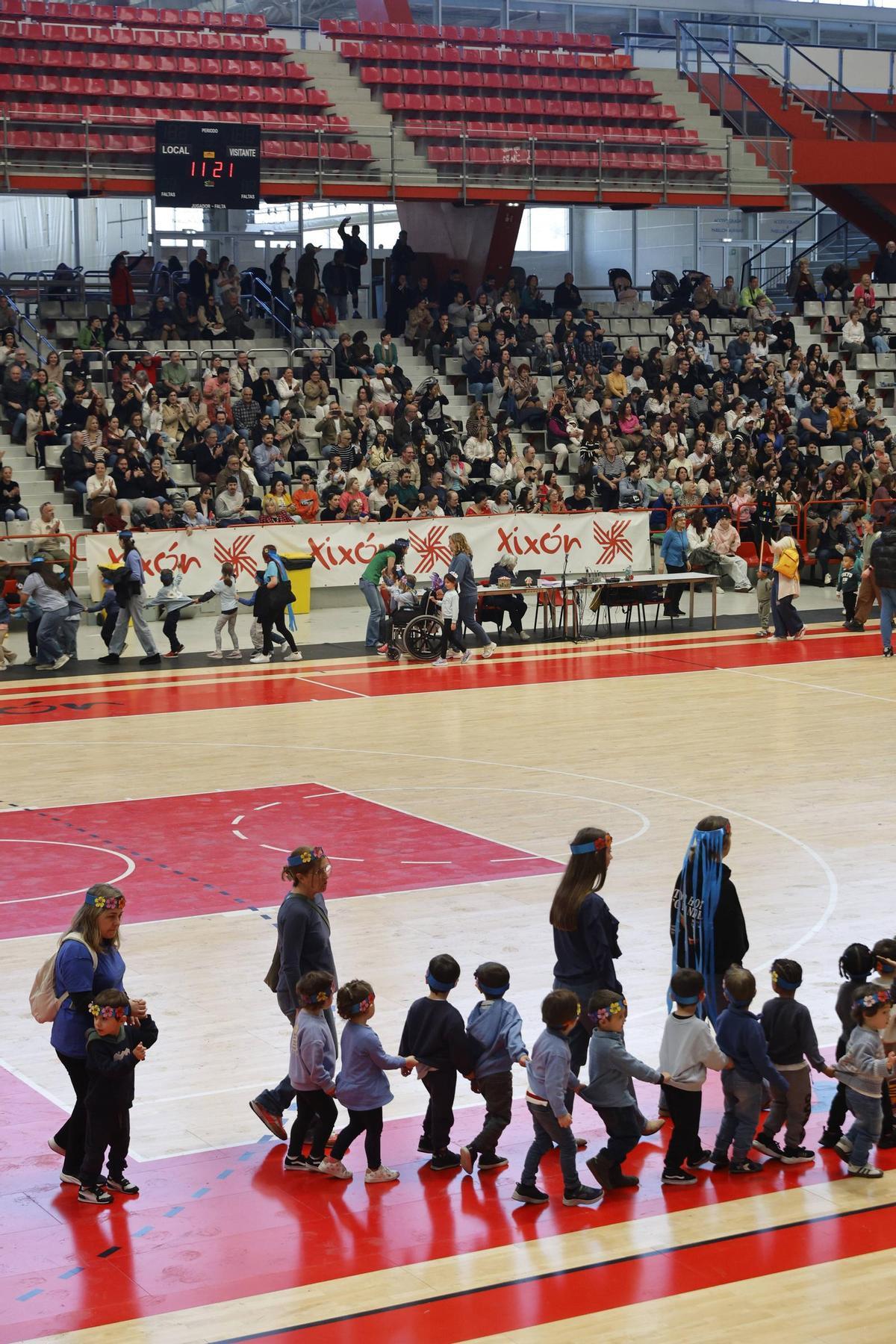 «Mandilones de colores» clama en Gijón por la diversidad y paz: en imágenes