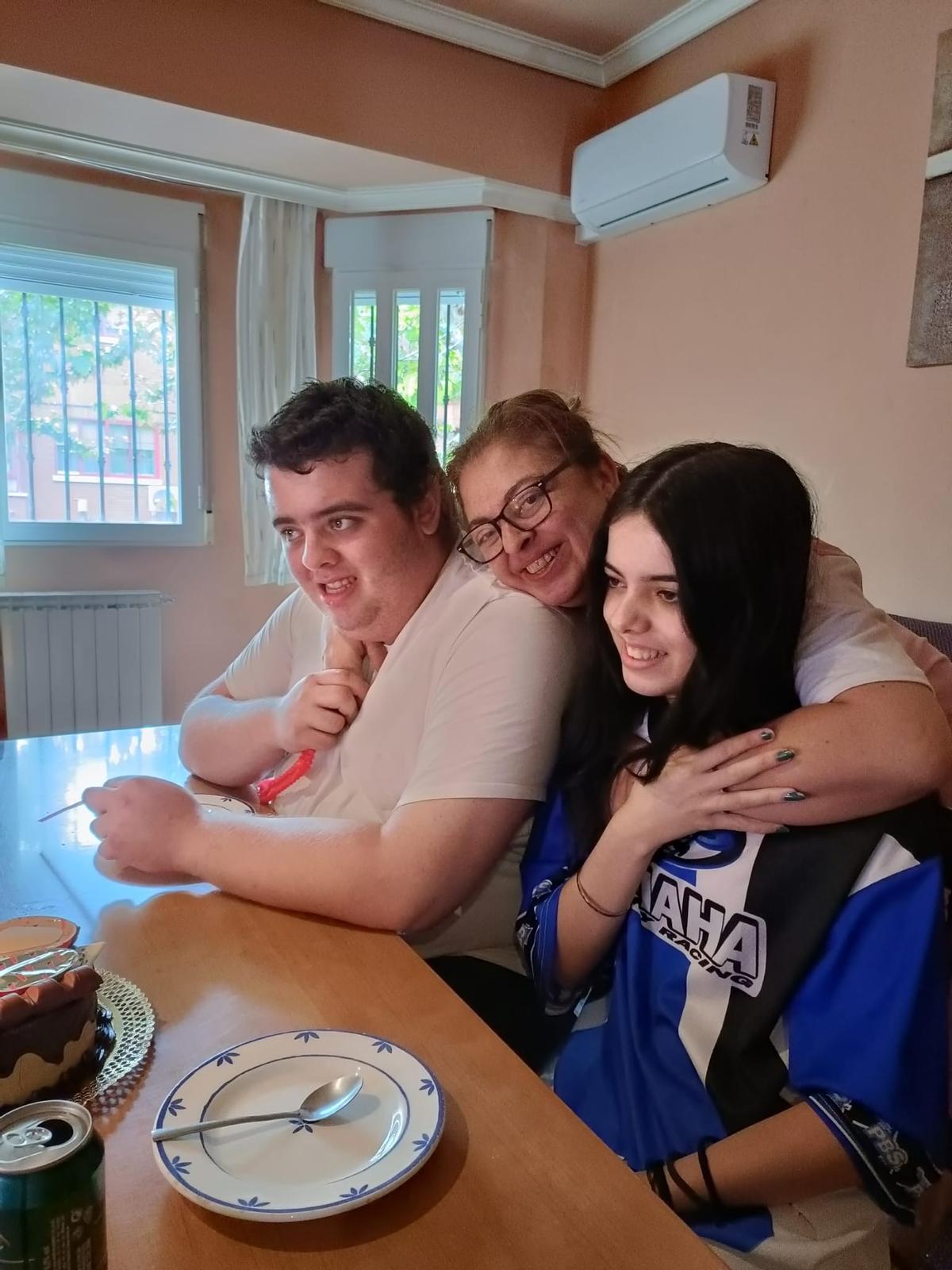 Estela del Álamo con su familia, en su casa