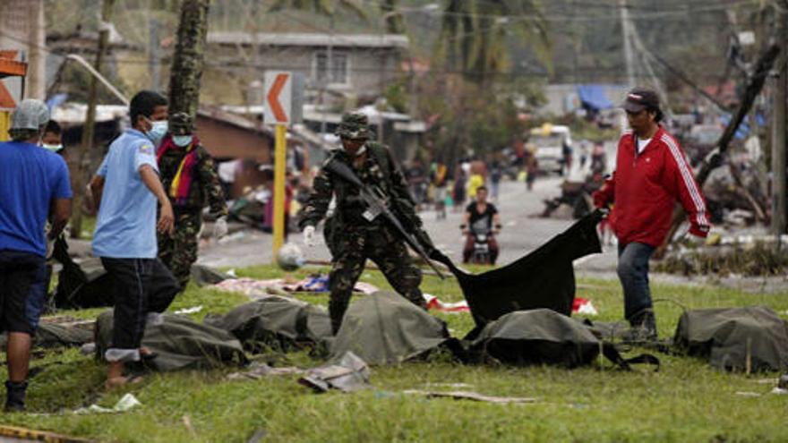 Soldados y policías recuperan cadáveres de víctimas en la ciudad de Tacloban