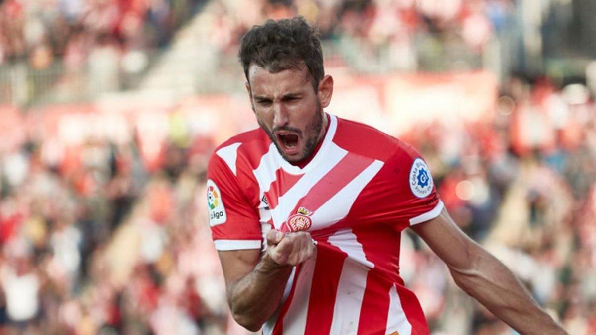 Stuani celebrando un gol con el escudo del Girona