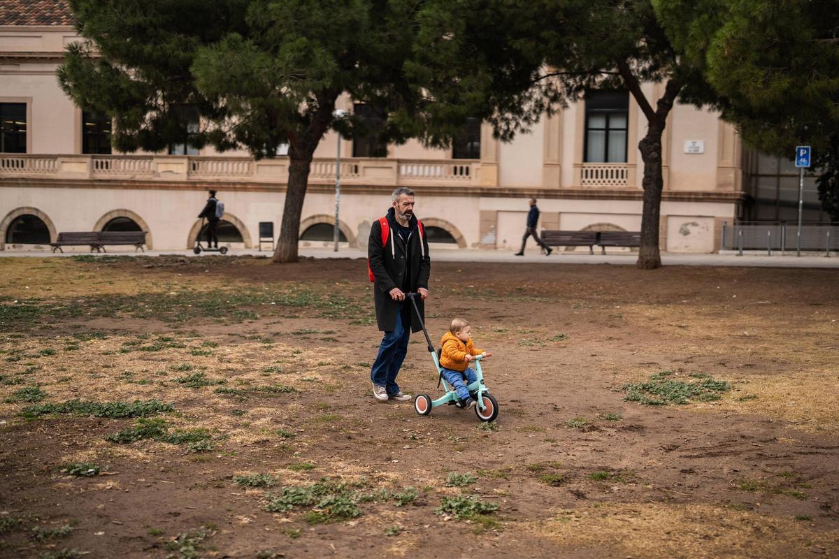 La sequía afecta los espacios verdes de la ciudad. Parque de la Estació del Nord.