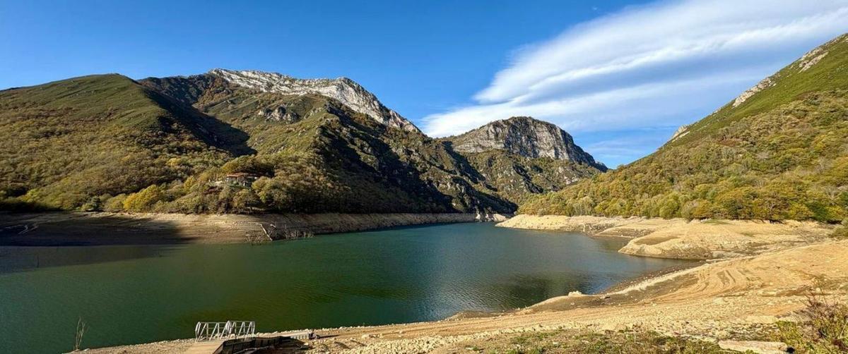 El embalse de Tanes, que está al 44 por ciento de su capacidad debido a las escasez de lluvias. | D. ORIHUELA