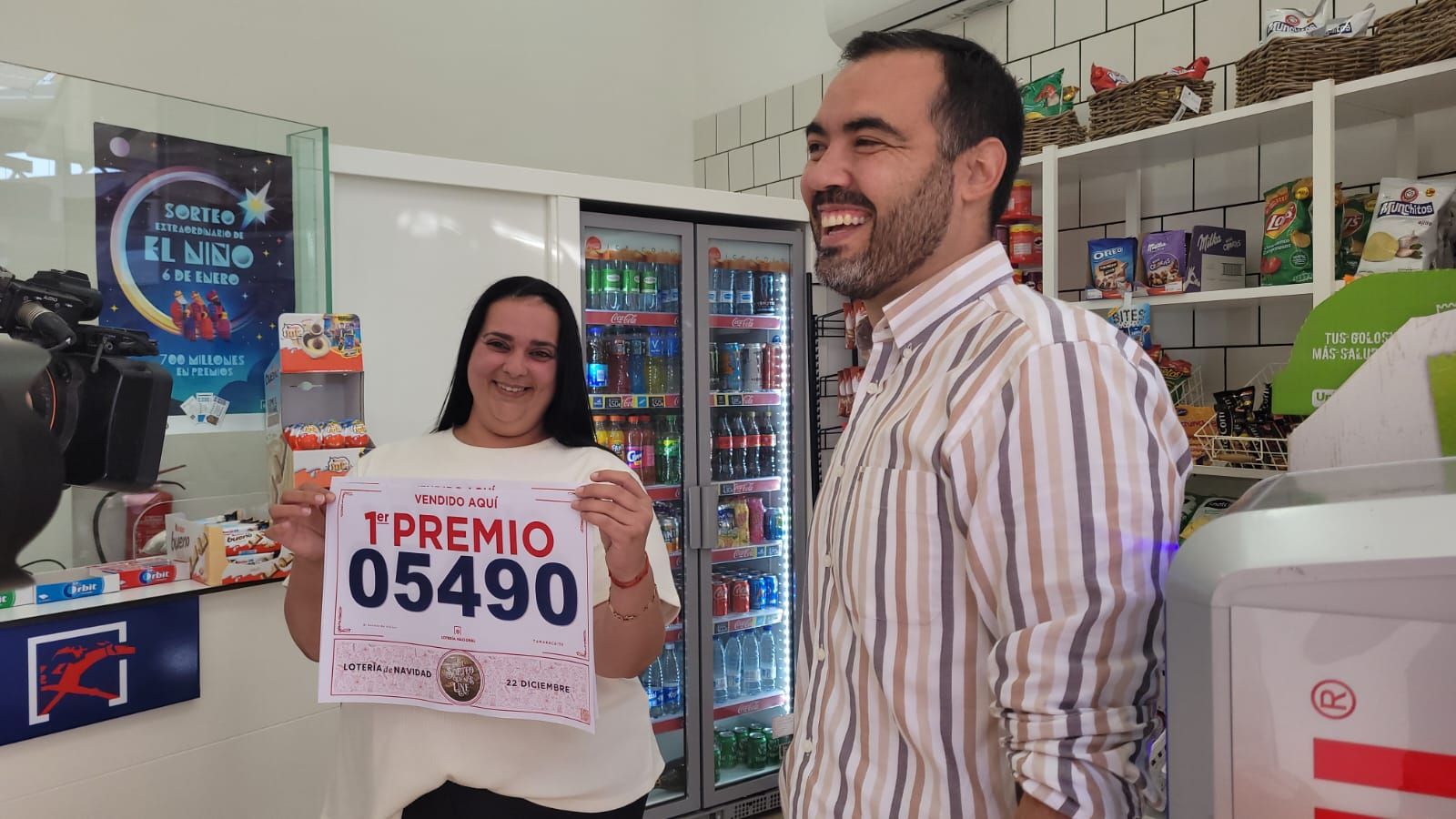 Alegría en el Centro Comercial Alisios, donde han repartido el Gordo de la Lotería de Navidad.