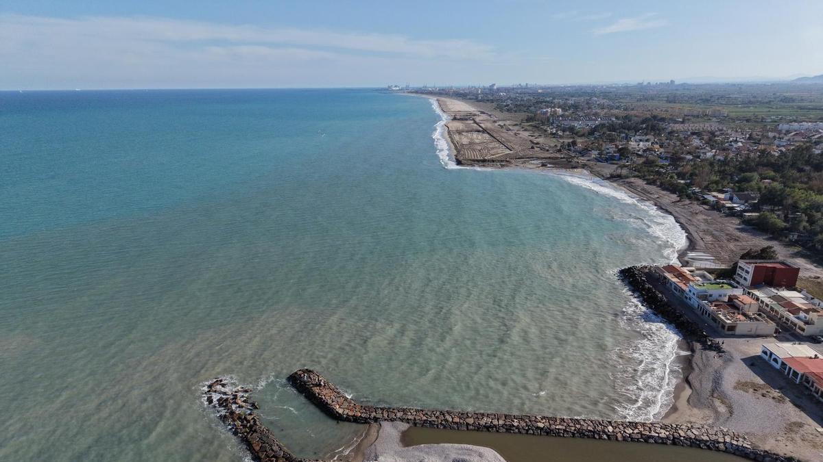 Así va reperfilando el macrotrasvase de arena el litoral norte de Sagunt