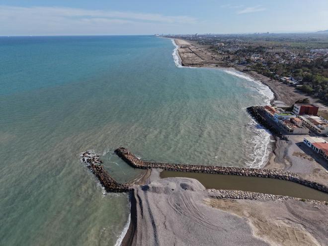 Así va reperfilando el macrotrasvase de arena el litoral norte de Sagunt