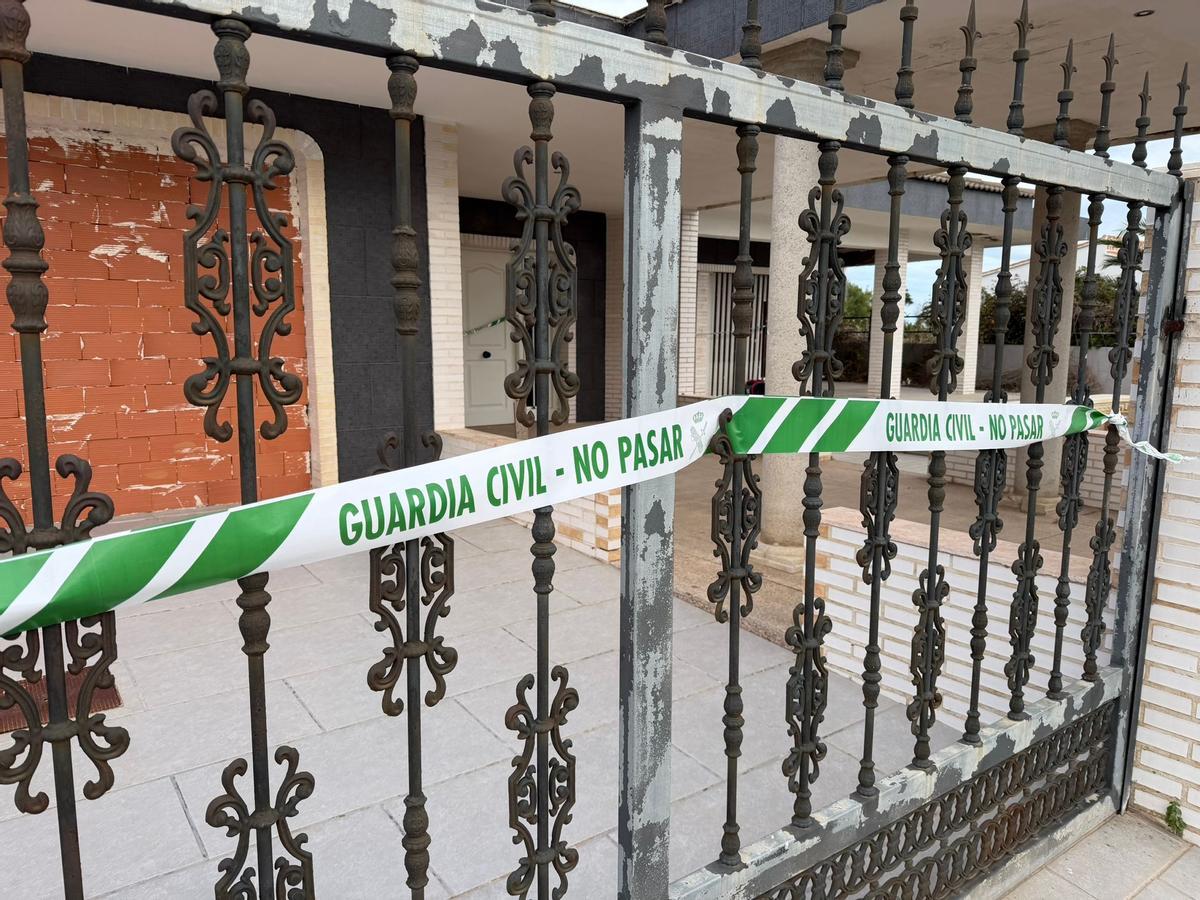 Acceso al chalé que llegaron a okupar varias personas.