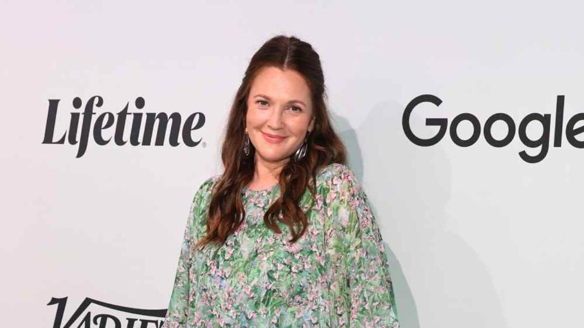 Drew Barrymore con vestido verde de flores