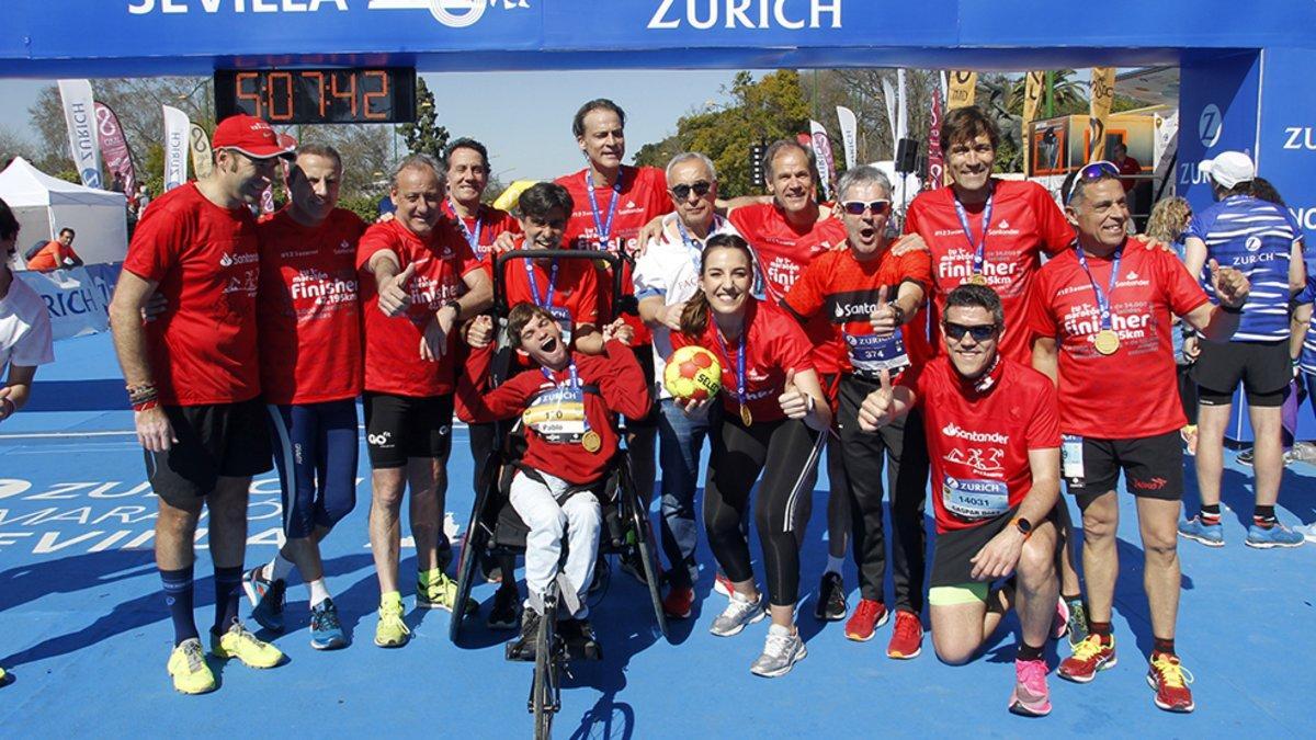 El equipo 1,2,3 A Correr al completo a su llegada a Sevilla