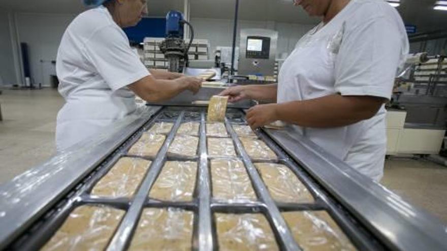 Dos trabajadoras en una fábrica de turrón en Xixona.