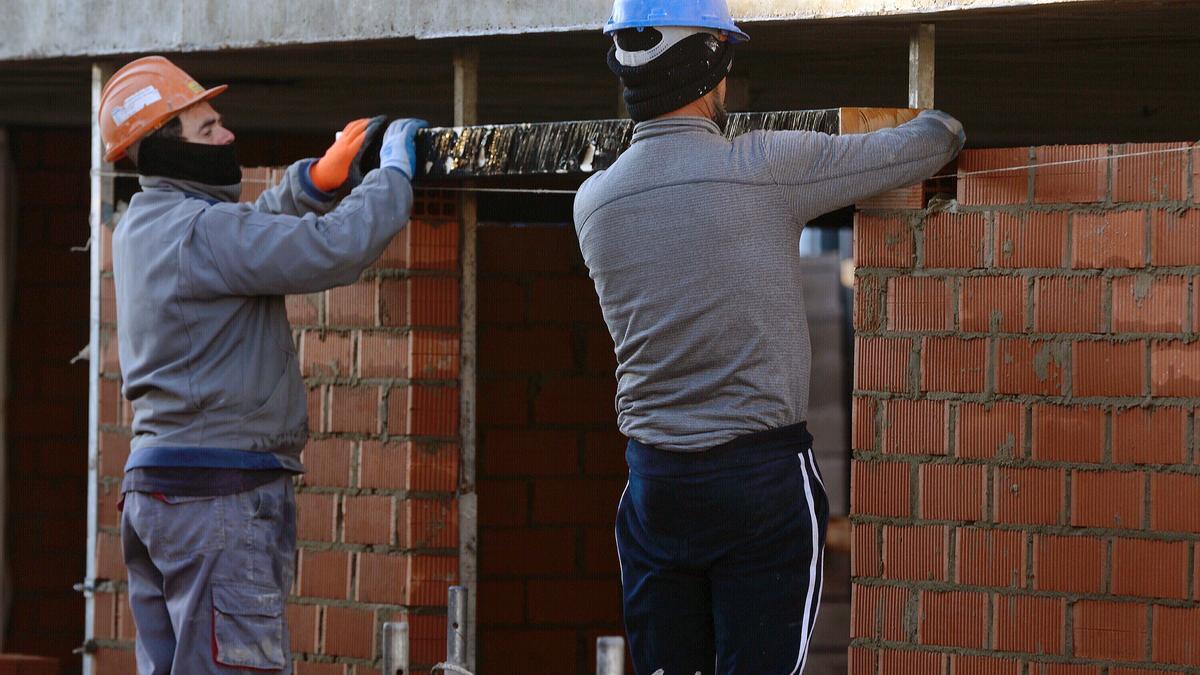 El coste laboral sube un 4,4 % y encadena cuatro trimestres al alza